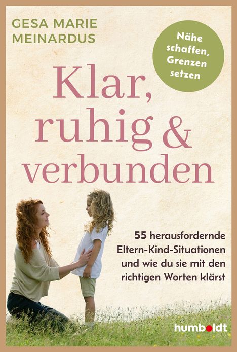 Titel: "Klar, ruhig & verbunden". Autor: Gesa Marie Meinardus. Mutter kniet vor Kind, Wiese im Hintergrund.