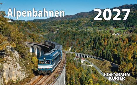 Alpenbahnen 2027. Eine Lokomotive auf einem Viadukt inmitten von herbstlicher Berglandschaft und dichten Wäldern.