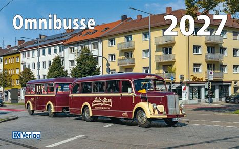 Texte: "Omnibusse", "2027", "Auto-Post Hartheim/Rhein". Ein burgunderfarbener Oldtimer-Bus fährt vor gelben Gebäuden.