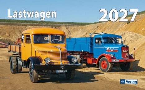 „Lastwagen 2027“: Zwei historische Lastwagen stehen auf einer Baustelle, ein gelber und ein blauer.