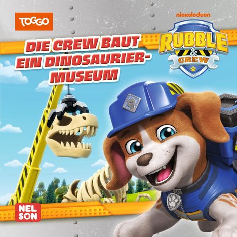 „DIE CREW BAUT EIN DINOSAURIER-MUSEUM“. Ein glücklicher Cartoon-Hund mit Bauhelm, Dinosaurierskelett und Kran im Hintergrund.