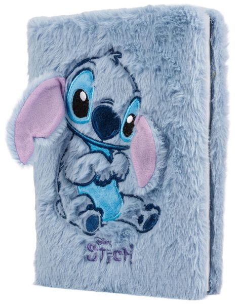 Ein blaues, pelziges Notizbuch mit einer Stickerei von Stitch, einer Figur mit großen Ohren und großen Augen.