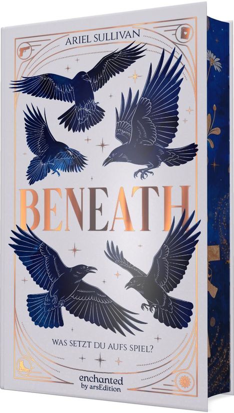Cover mit Text "BENEATH", "Was setzt du aufs Spiel?", "ARIEL SULLIVAN". Illustrationen von fliegenden Raben und Sternen.