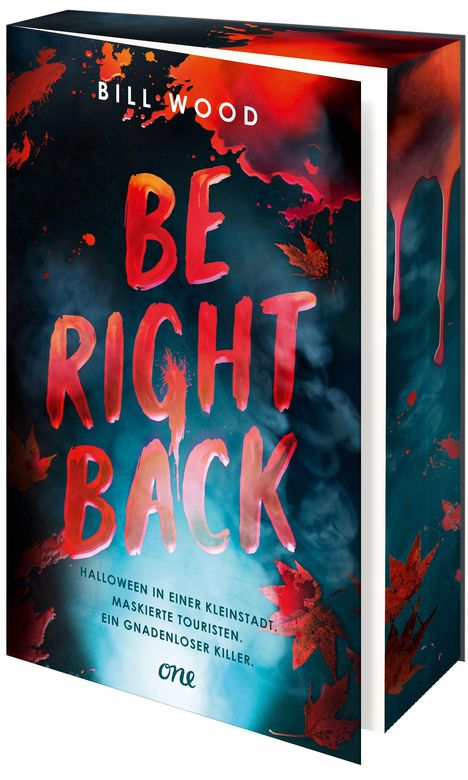 Texte: "BE RIGHT BACK", "Halloween in einer Kleinstadt. Maskierte Touristen. Ein gnadenloser Killer." Hintergrund: Blätter, Rauch.