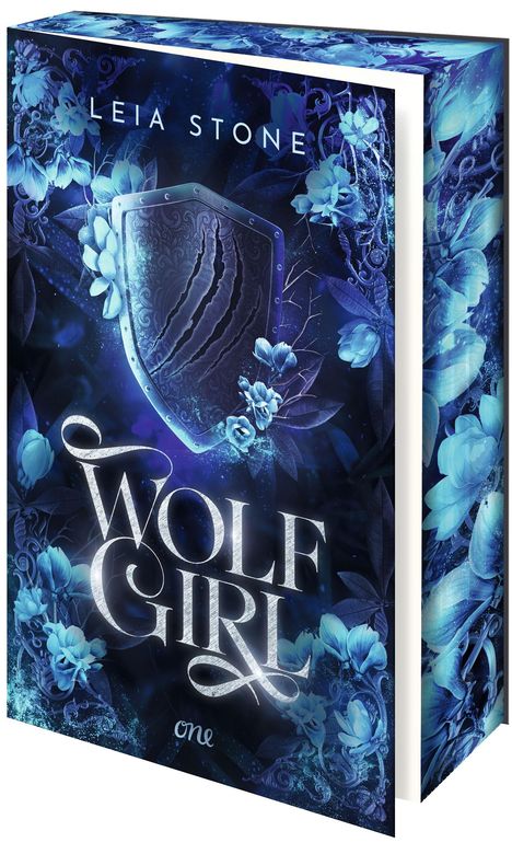 „Leia Stone. Wolf Girl. one.“ Ein blaues, florales Motiv mit einem Schild, eingekratzt mit Krallen.
