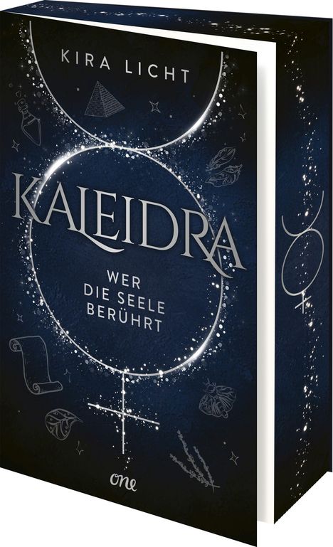 Auf dunkelblauem Hintergrund steht in silberner Schrift: "Kira Licht", "Kaleidra", "Wer die Seele berührt". Deko-Elemente umgeben den Text.