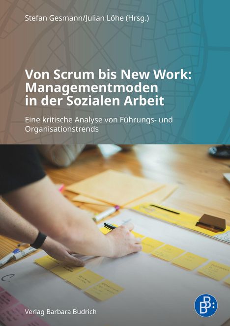 Titel: Von Scrum bis New Work: Managementmoden in der Sozialen Arbeit. Hände arbeiten an einer Tafel mit Haftnotizen.