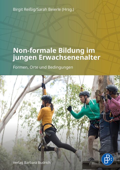 "Non-formale Bildung im jungen Erwachsenenalter. Formen, Orte und Bedingungen. Menschen beim Klettern im Wald."