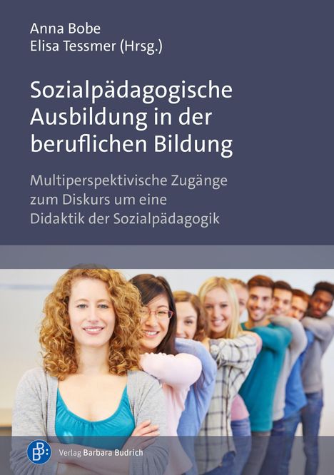"Anna Bobe, Elisa Tessmer (Hrsg.) Sozialpädagogische Ausbildung. Junge Erwachsene stehen in einer Reihe und lächeln."