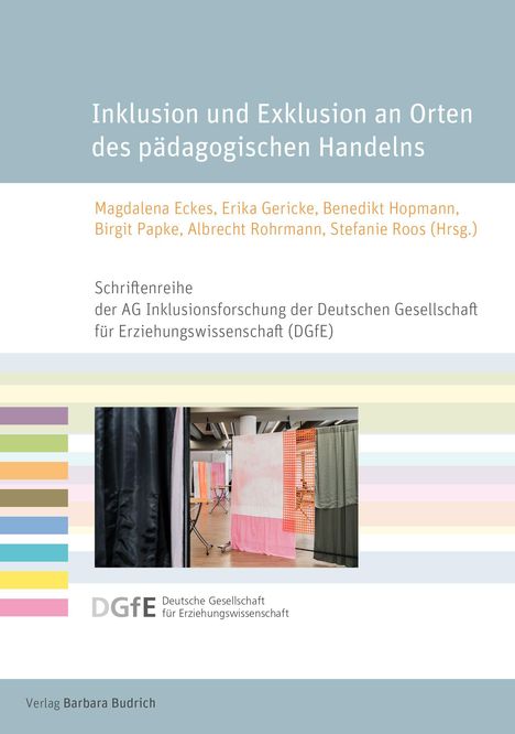 Inklusion und Exklusion an Orten des pädagogischen Handelns. Bunte Stoffbahnen in einem Ausstellungsraum, darunter Logos.