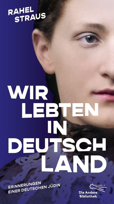 "RAHEL STRAUS. WIR LEBTEN IN DEUTSCHLAND. ERINNERUNGEN EINER DEUTSCHEN JÜDIN." Porträt einer Person auf blauem Hintergrund.