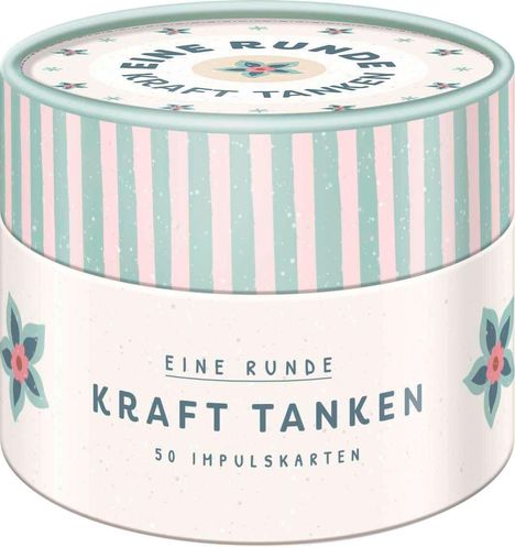 Auf einer Dose steht: "EINE RUNDE KRAFT TANKEN, 50 IMPULSKARTEN". Die Dose ist pastellfarben mit Blumenmuster.