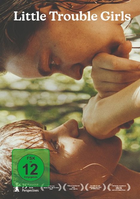 „Little Trouble Girls“ steht oben. Unten ein FSK 12-Logo. Zwei Personen sind in einer vertrauten Szene dargestellt.