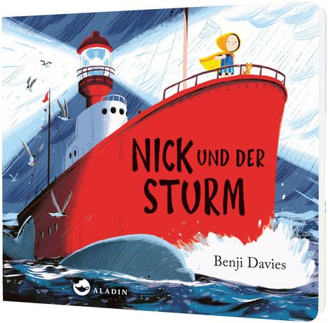 „NICK UND DER STURM“ in schwarzer Schrift auf rotem Schiff. Kind mit gelber Kapuze steht darauf, Leuchtturm im Hintergrund.