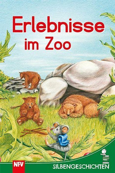 Erlebnisse im Zoo. Illustration: Drei Bären und eine Maus vor Felsen und Büschen. Logo unten rechts.