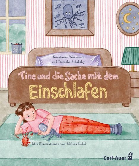 Ein Mädchen liegt auf dem Boden mit Kuscheltieren. Im Hintergrund ein Sofa und gemustertes Tapetenmuster.