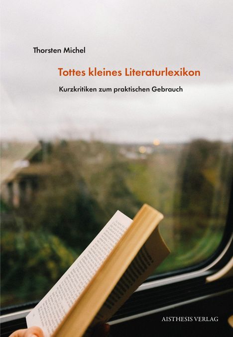 "Thorsten Michel, Tottes kleines Literaturlexikon: Kurzkritiken zum praktischen Gebrauch." Buch, das am Fenster gelesen wird.
