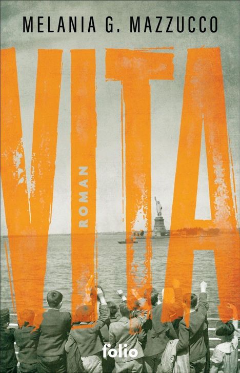 Text: "MELANIA G. MAZZUCCO", "VITA", "ROMAN", "folio". Kinder blicken zur Freiheitsstatue.