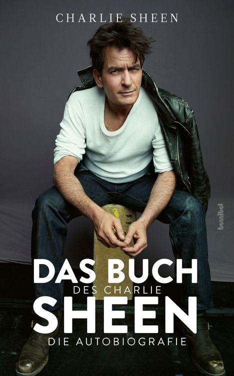 "Das Buch des Charlie Sheen: Die Autobiografie." Ein Mann sitzt lässig auf einem Hocker und trägt eine Lederjacke.