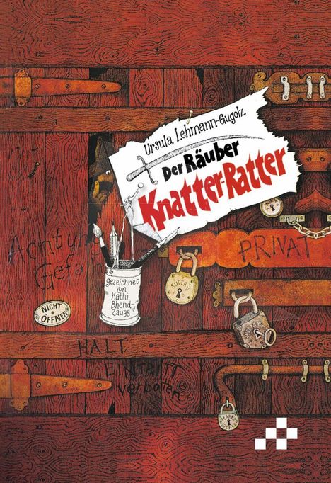 „Der Räuber Knatter-Ratter“ steht zentral. Eine Holztür mit Schlössern, Aufschriften wie „Nicht öffnen“ und „Privat“.