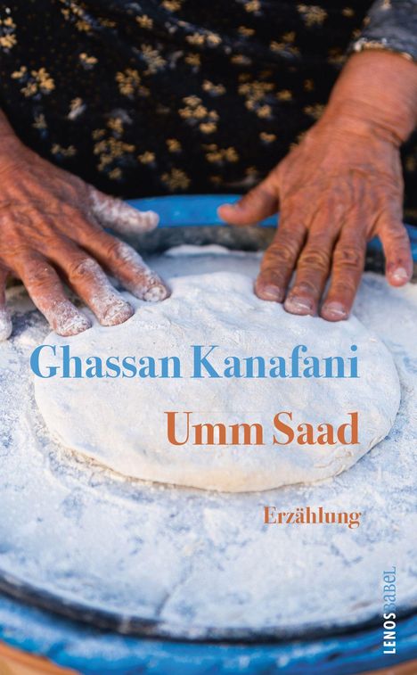 Text: „Ghassan Kanafani, Umm Saad, Erzählung“. Hände formen Teig auf bemehlter Fläche.