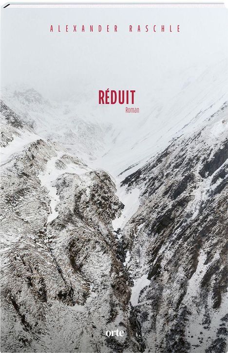 "RÉDUIT Roman" von Alexander Raschle. Schneebedeckte Berglandschaft in einem tiefen Tal. Logo von "orte" unten.