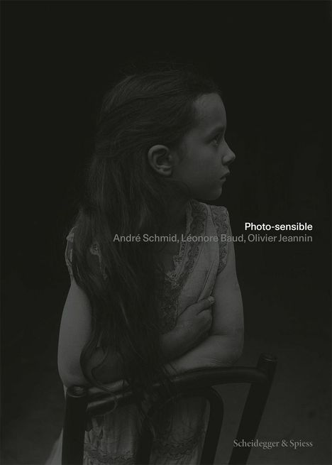 "Photo-sensible. André Schmid, Léonore Baud, Olivier Jeannin." Profil eines Mädchens mit langen Haaren vor dunklem Hintergrund.