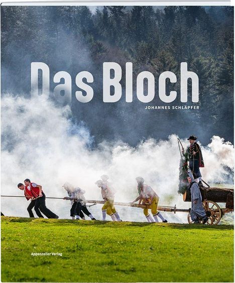 "Das Bloch" und "Johannes Schläpfer" sind oben zu lesen. Männer ziehen einen Baumstamm über eine Wiese, begleitet von Rauch.