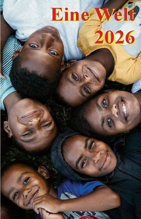 Text: "Eine Welt 2026". Fünf Kinder liegen lachend im Kreis auf der Wiese.