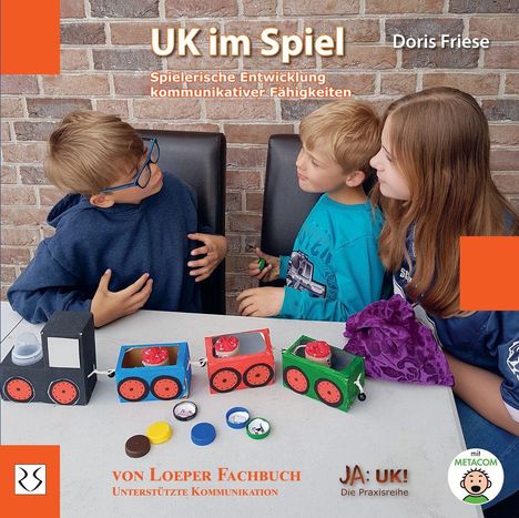 "UK im Spiel", Doris Friese. Drei Kinder spielen mit bunten, selbstgemachten Fahrzeugen am Tisch.
