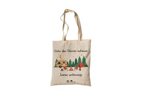 "Unter den Sternen zuhause. Immer unterwegs." Illustration mit Wohnwagen, Zelt, Bäumen und Lagerfeuer.
