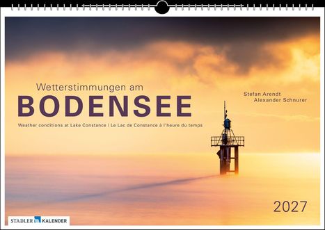 „Wetterstimmungen am Bodensee 2027“ in großen Buchstaben. Ein Leuchtturm im Nebel, goldener Himmel im Hintergrund.