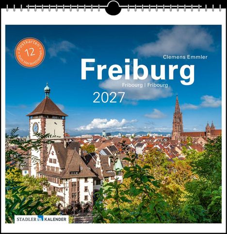 "Freiburg 2027" steht groß in der Mitte. Eine Stadtansicht mit historischen Gebäuden unter blauem Himmel ist im Hintergrund zu sehen.