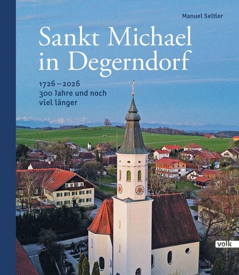 "Sankt Michael in Degerndorf. 1726–2026, 300 Jahre und noch viel länger." Turm einer Kirche im Dorf, grüne Hügel im Hintergrund.