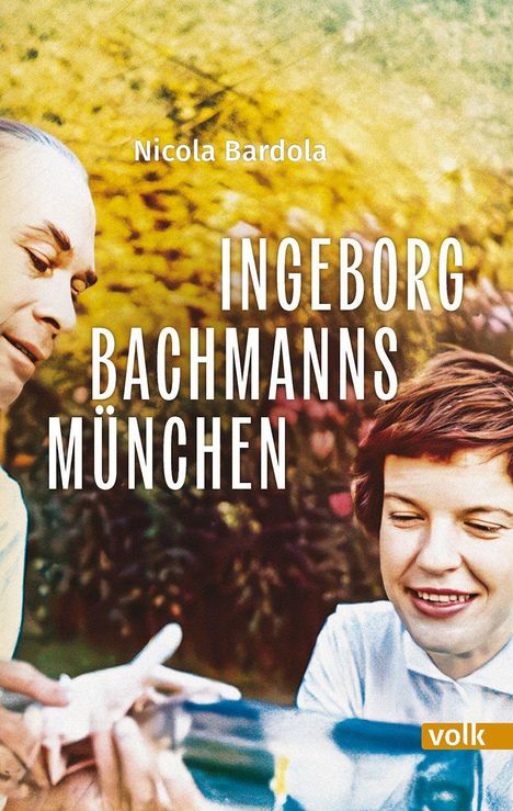"Nicola Bardola, Ingeborg Bachmanns München" in großer Schrift. Freundliche Szene im Freien vor herbstlichen Bäumen.
