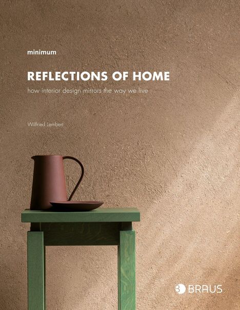 „Reflections of Home“: Beschreibung von Interior Design. Ein brauner Krug und Teller auf grünem Tisch vor bräunlicher Wand.