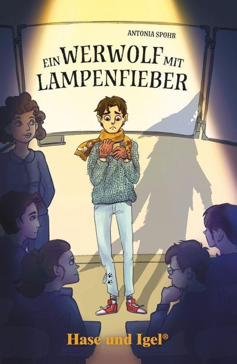 Titel: "Ein Werwolf mit Lampenfieber". Autorin: Antonia Spohr. Illustration: Ein Junge steht nervös vor Zuschauer:innen.