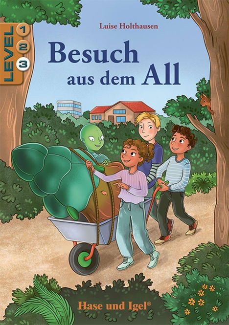 "Besuch aus dem All", Luise Holthausen, Level 1-3. Drei Kinder schieben einen Außerirdischen in einer Schubkarre im Wald.