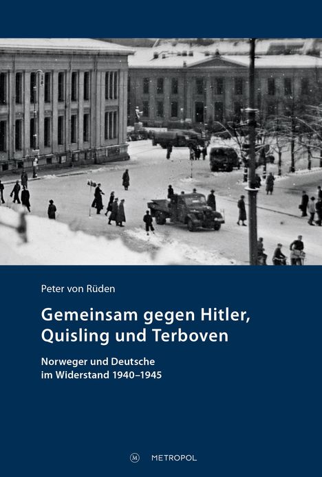 „Gemeinsam gegen Hitler, Quisling und Terboven“. Schwarz-weißes Foto, winterliche Straßenszene mit alten Fahrzeugen.