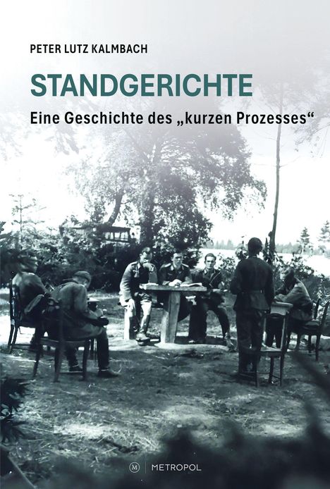 "Standgerichte: Eine Geschichte des 'kurzen Prozesses'" von Peter Lutz Kalmbach. Schwarz-Weiß-Foto von Männern im Freien um Tisch.