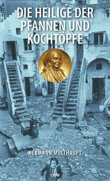 Text: "DIE HEILIGE DER PFANNEN UND KOCHTÖPFE" und "HERMANN MULTHAUPT". Im Hintergrund ist eine alte Steintreppe mit Gebäuden.