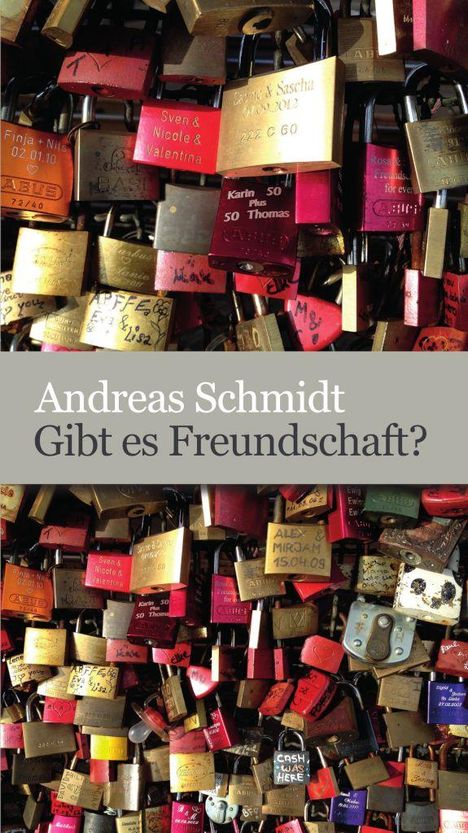 "Andreas Schmidt: Gibt es Freundschaft?" Zahlreiche Vorhängeschlösser in verschiedenen Farben und mit Namen beschriftet.