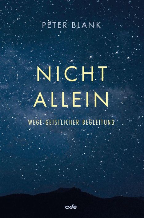 "Nicht allein: Wege geistlicher Begleitung" von Peter Blank. Ein sternenbedeckter Nachthimmel über einer Bergsilhouette.