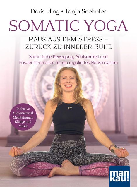 Buchtitel: "Somatic Yoga: Raus aus dem Stress – Zurück zu innerer Ruhe". Frau bei Yogaübung, Hintergrund ornamental.