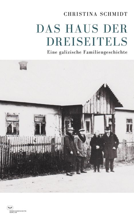 "Das Haus der Dreiseitels. Eine galizische Familiengeschichte." Schwarz-weiß Foto von vier Personen vor einem alten Haus.