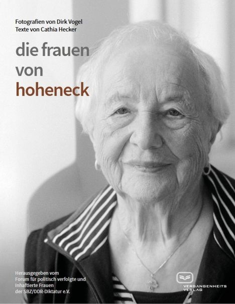 "die frauen von hoheneck". Schwarz-weißes Foto einer älteren Frau mit ernstem Gesicht und kariertem Hemd.