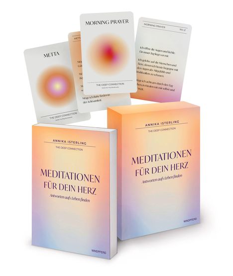 Mehrere Karten mit Titeln wie "MORNING PRAYER", "METTA" vor zwei Büchern "MEDITATIONEN FÜR DEIN HERZ". Abstrakte Farben.
