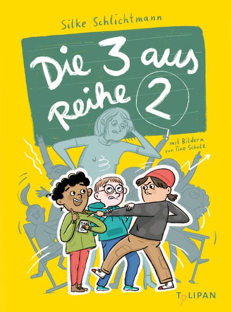 "Die 3 aus Reihe 2", Titel auf einer Tafel. Drei Kinder agieren lebhaft im Vordergrund. Gelber Hintergrund.