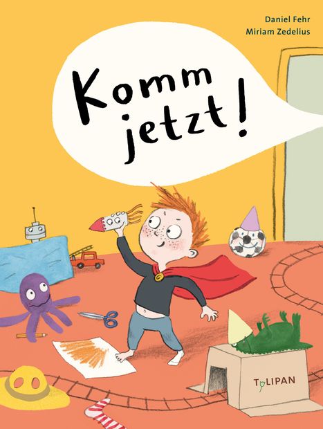 Text: "Komm jetzt!" 
Ein Kind mit rotem Umhang hebt eine Rakete hoch, umgeben von Spielzeug.