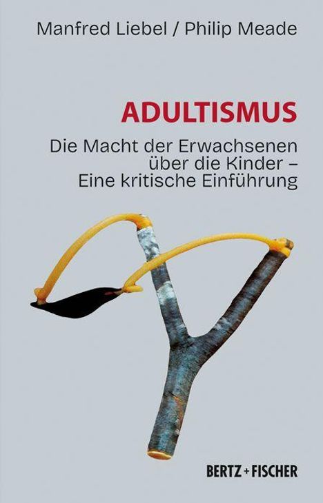 "ADULTISMUS: Die Macht der Erwachsenen über die Kinder – Eine kritische Einführung." Darunter eine Steinschleuder.